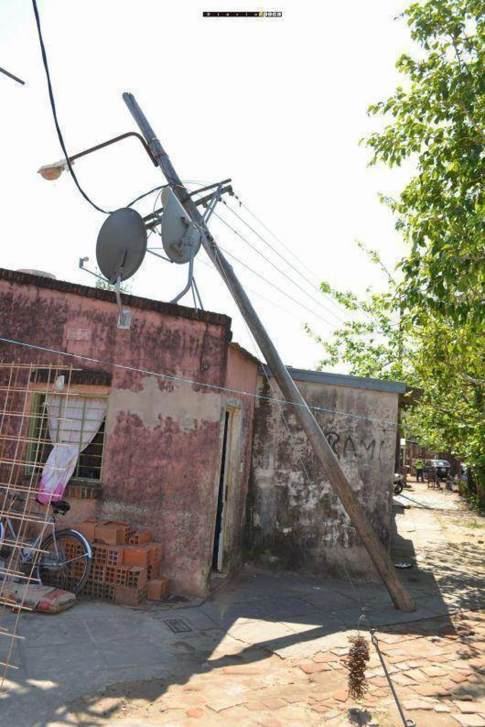 Retiran poste que cay� sobre una casa pero no se hacen cargo de los da�os