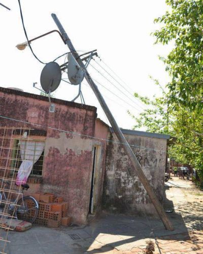Retiran poste que cay� sobre una casa pero no se hacen cargo de los da�os