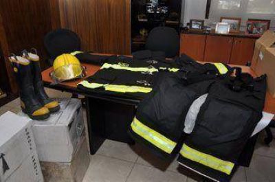 Bomberos reciben equipos