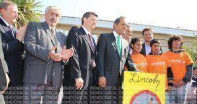 En Lincoln, el Gobernador entreg� una ambulancia y un subsidio por $ 120 mil