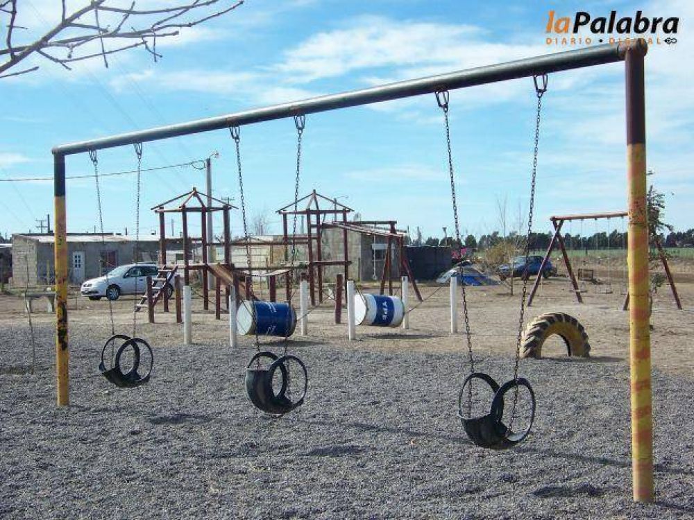 Villalonga: Colocan juegos en la plaza del Barrio Esperanza