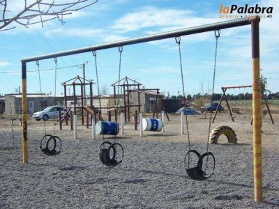 Villalonga: Colocan juegos en la plaza del Barrio Esperanza