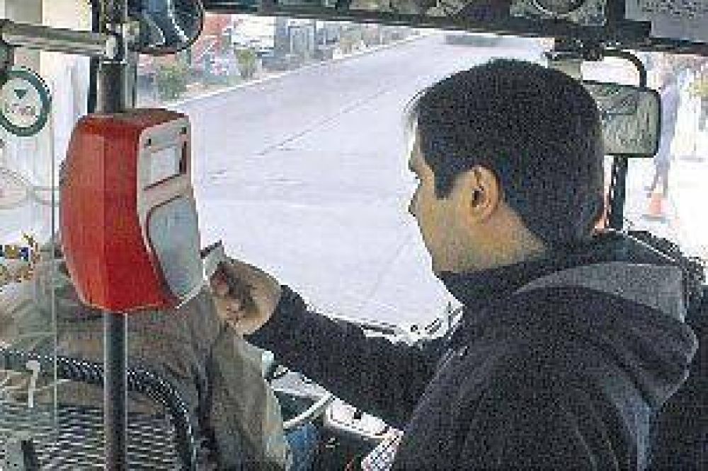 Usuarios indignados denuncian a choferes de colectivo que cobran $5 el boleto si no tienen tarjeta