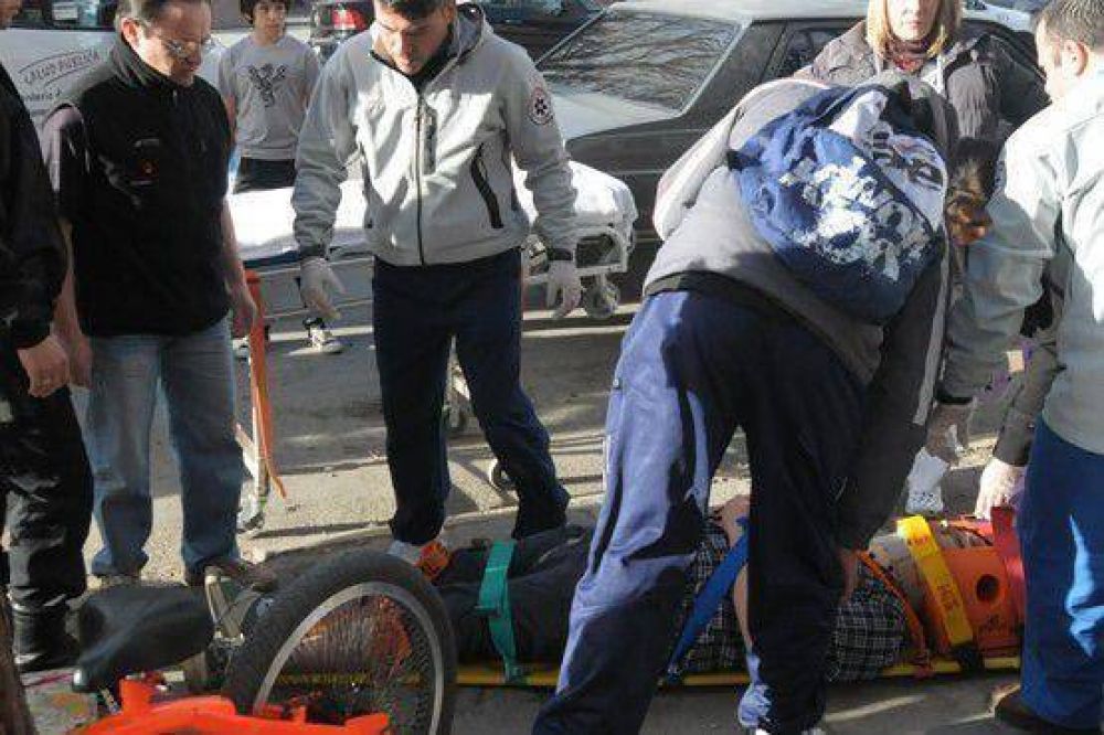 Un ciclista fue embestido en pleno centro