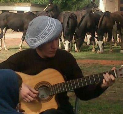 M�sico denunci� que le robaron una guitarra y no puede volver a comprarla