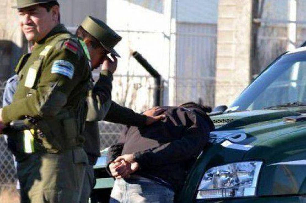 Dos detenidos con una caja sospechosa