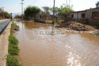 El desborde del canal afecta y expone a riesgos a los vecinos