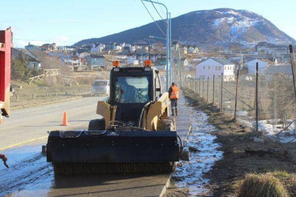 Trabajos de limpieza de sendas peatonales en distintos puntos de la ciudad