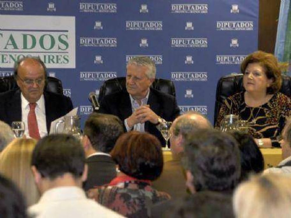Junto a referentes massistas, De Mendiguren disert� en Diputados sobre econom�a y pol�tica