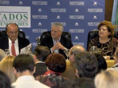 Junto a referentes massistas, De Mendiguren disert� en Diputados sobre econom�a y pol�tica