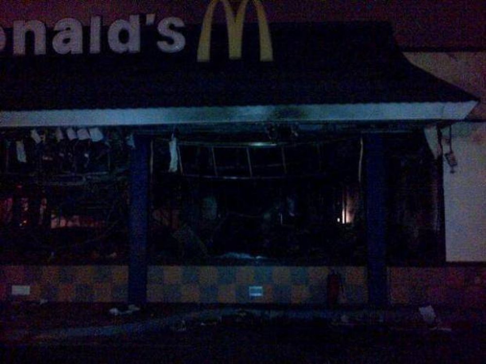 Un voraz incendio destruy� esta madrugada un local de Mc Donald's ubicado frente al complejo Village