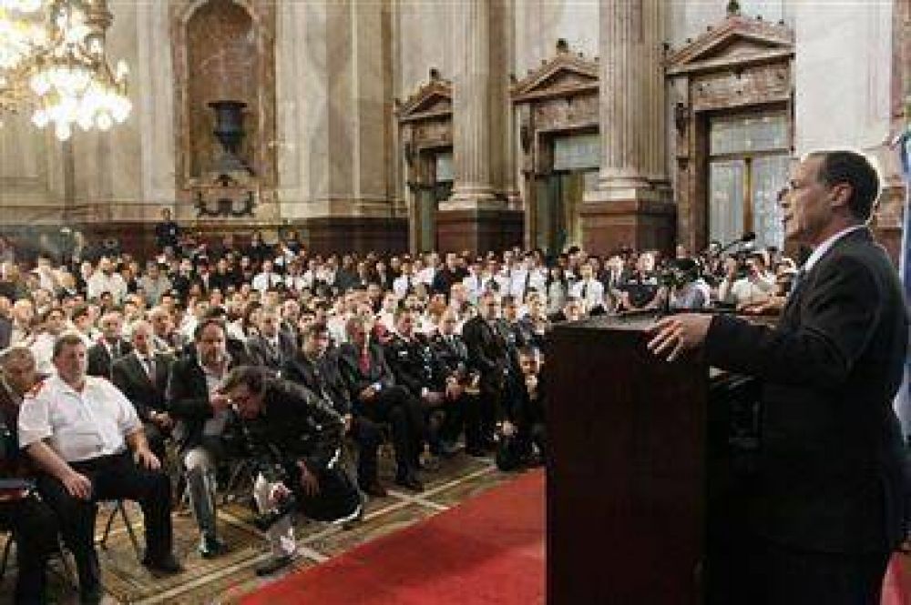 Distinguen a bomberos voluntarios y rescatistas de la tragedia de Rosario