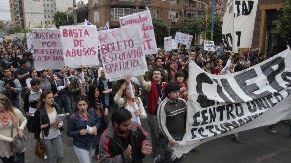 Con un gui�o de Aperovich, sigue la toma de facultades