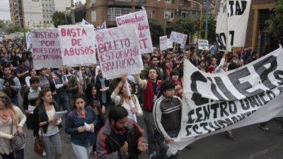 Con un gui�o de Aperovich, sigue la toma de facultades