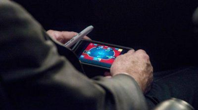 Escrachan a un senador jugando al p�ker en el debate por Siria
