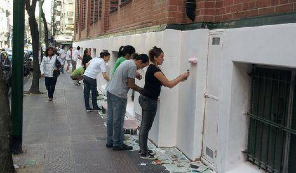 La Macacha en una pintada solidaria