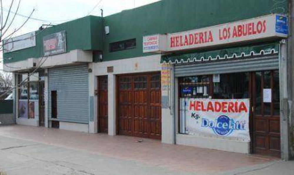 Vecinos de 180 y Alvarado cansados de los asaltos se arman: o se defienden o cierran sus negocios