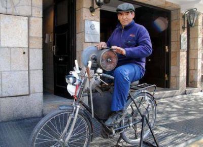 Afilador, un oficio que se resiste a desaparecer de las calles marplatenses
