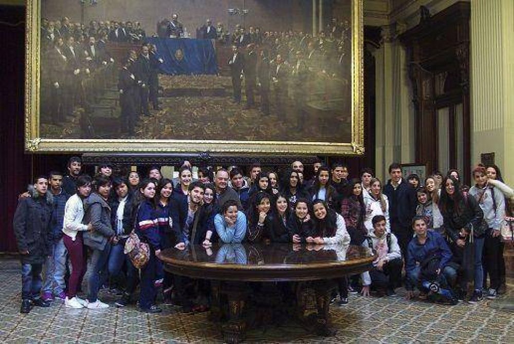 Alumnos de veintitr�s escuelas de Lan�s visitaron el Congreso Nacional
