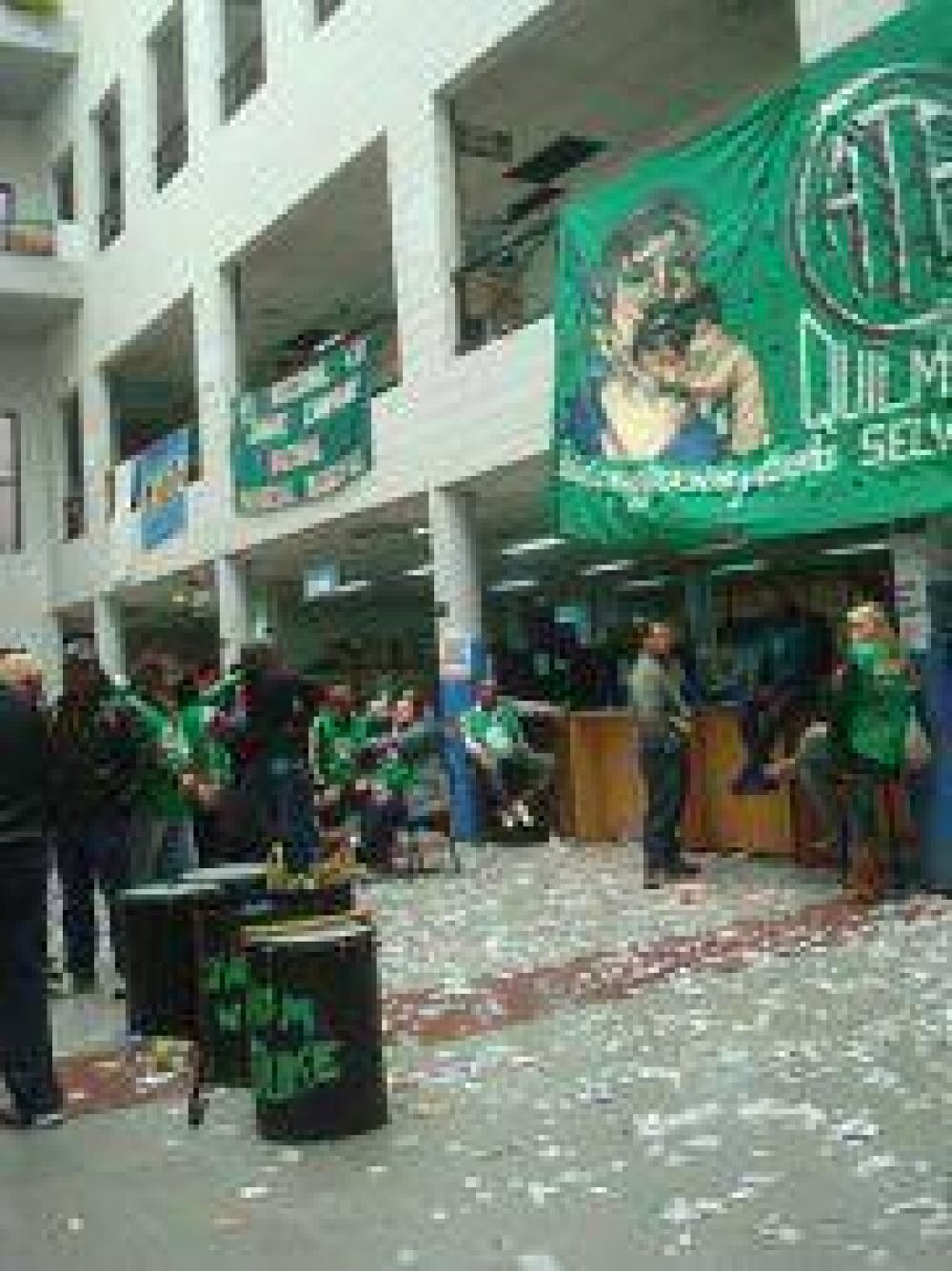 Sigue el tenso acampe de ATE en la Comuna: hoy los recibir�a el Intendente