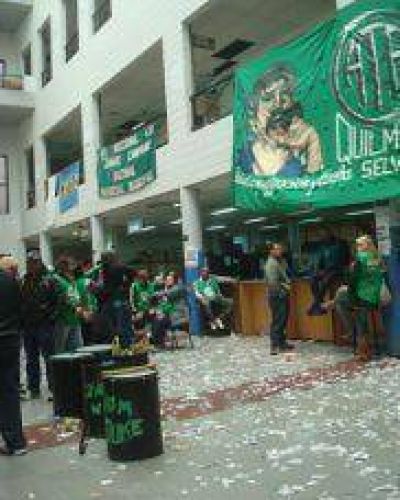 Sigue el tenso acampe de ATE en la Comuna: hoy los recibir�a el Intendente