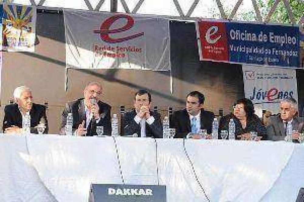 El ministro Tomada destac� lo hecho en trabajo y educaci�n desde Santiago