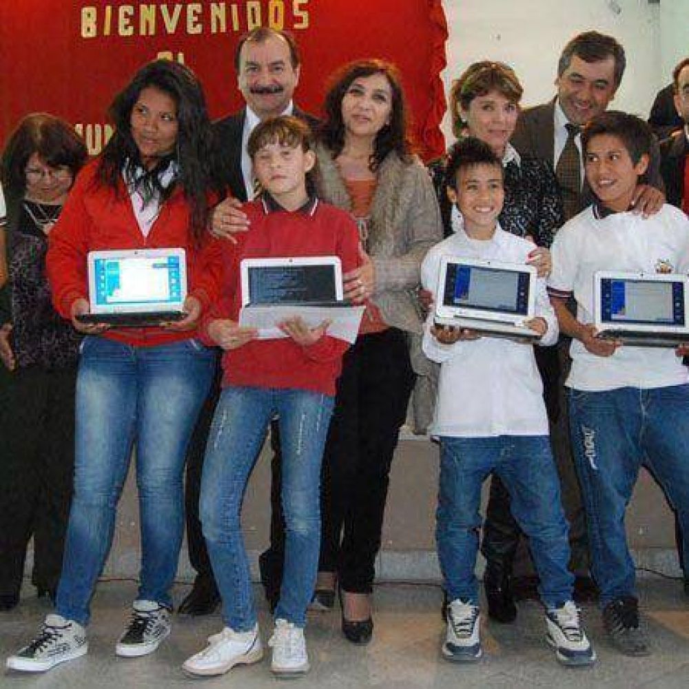 J�venes del Colegio N� 5 recibieron sus netbooks