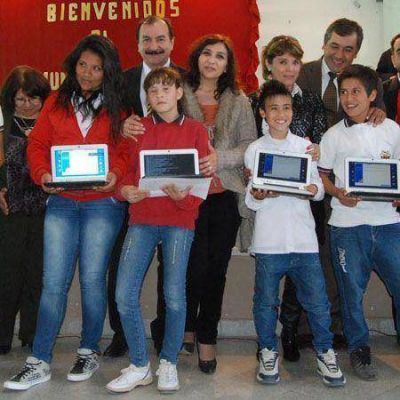 J�venes del Colegio N� 5 recibieron sus netbooks