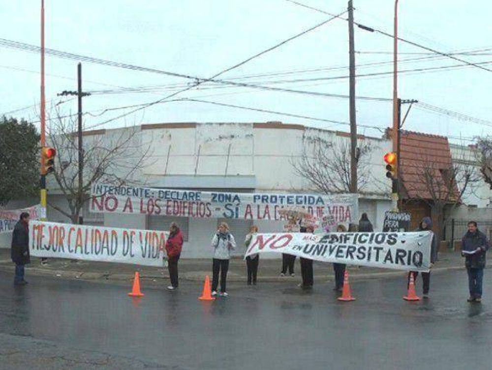 Pese al fallo de la justicia, se siguen construyendo edificios en Universitario