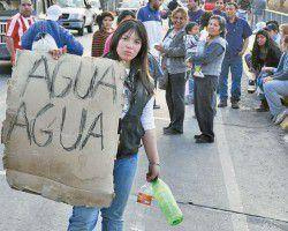 Los zondinos cuentan los minutos para que vuelva el agua