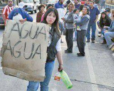 Los zondinos cuentan los minutos para que vuelva el agua