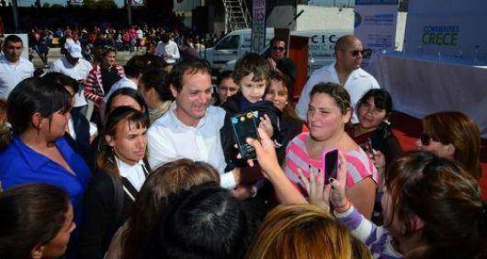 Ellas Hacen: comenzaron con la entrega de tarjetas