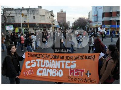 Alumnos terciarios marcharon contra las reformas educativas
