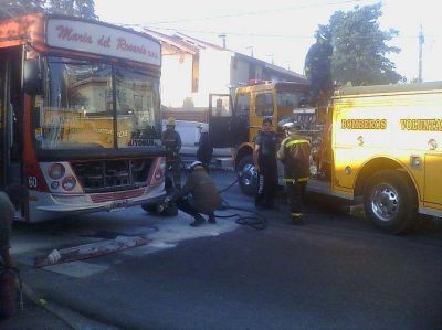 Se prendi� fuego un colectivo que iba a Potrero de los Funes