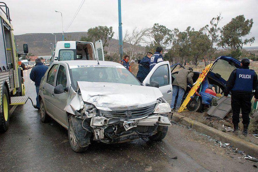 Cuatro lesionados en dos fuertes choques en KM 3