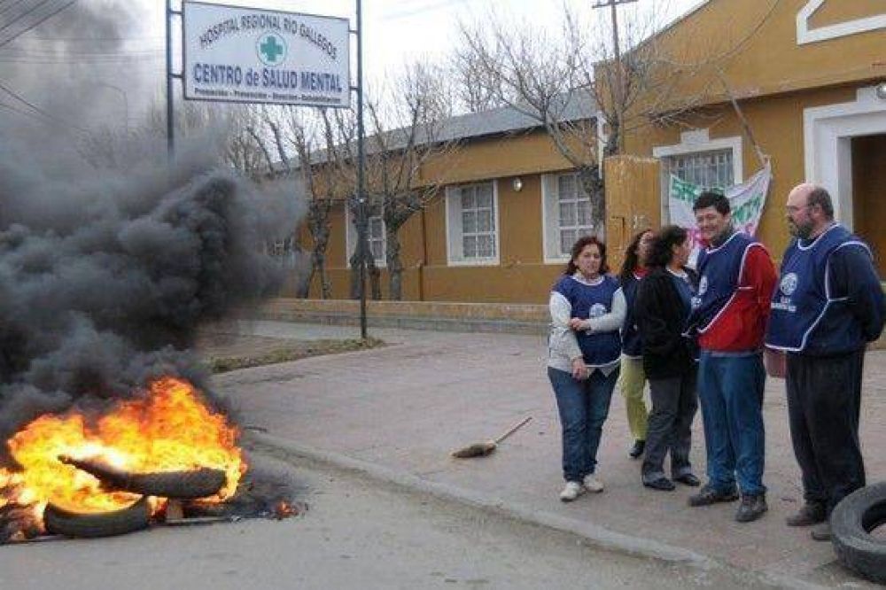 Enfermeros queman gomas afuera del Centro de Salud Mental