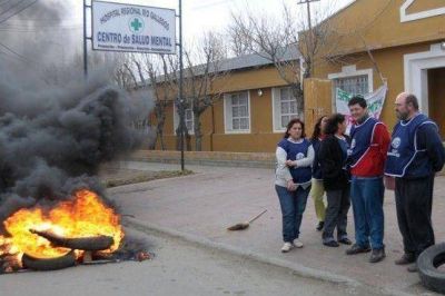 Enfermeros queman gomas afuera del Centro de Salud Mental