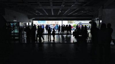 Maduro ahora dice que le est�n haciendo un �golpe el�ctrico�