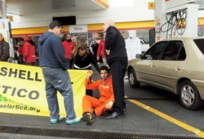 Activistas de Greenpeace bloquearon la Shell de Constituci�n y la Costa y el propietario estall� de bronca