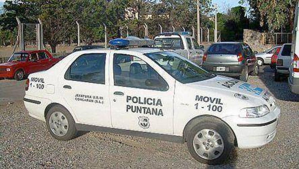 Un polic�a fue internado tras chocar en un patrullero contra un auto particular