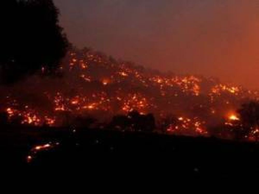 Evacuados y lucha contra el fuego en las sierras de Merlo