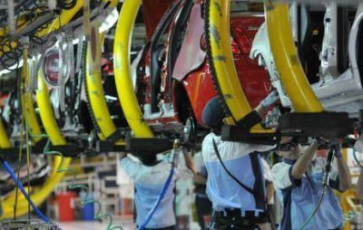 Las suspensiones de los trabajadores frenaron la levantada automotriz