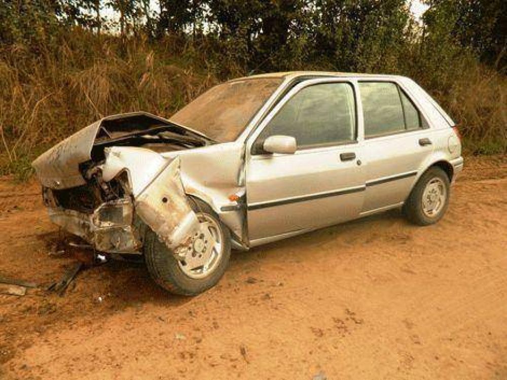 Un auto choc� contra un talud de tierra 
