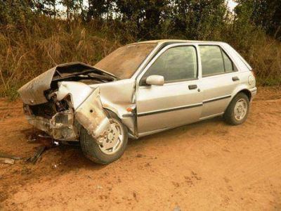 Un auto choc� contra un talud de tierra 