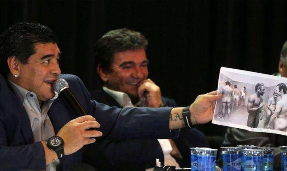 Maradona mostr� una foto de Pel� desnudo