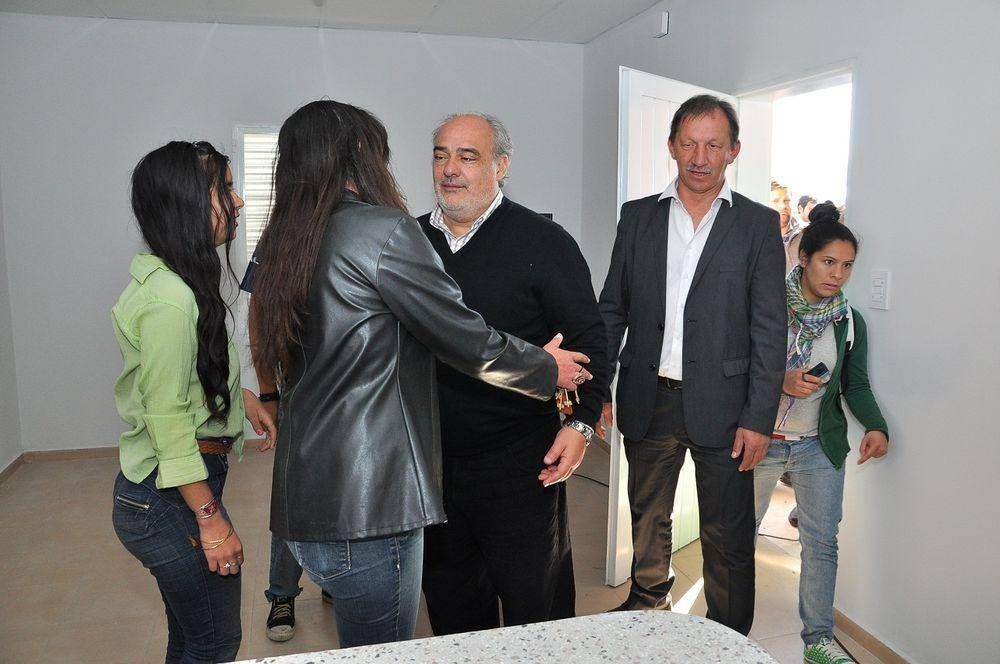 Colombi comparti� la entrega de 100 viviendas con el intendente Galantini en Monte Caseros