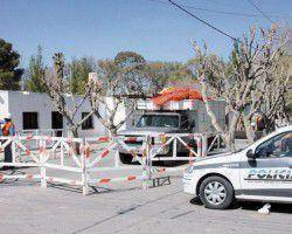 La obra de alta tensi�n sigue y llegaron con la fuerza policial