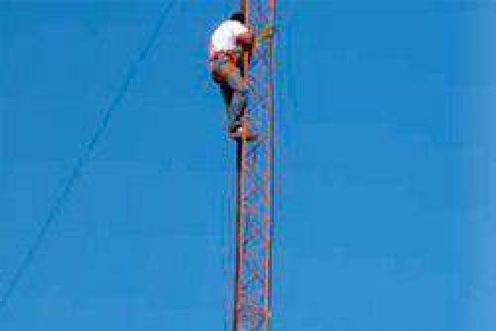 Se profundiza el conflicto en la APA: trabajadores se subieron a la antena