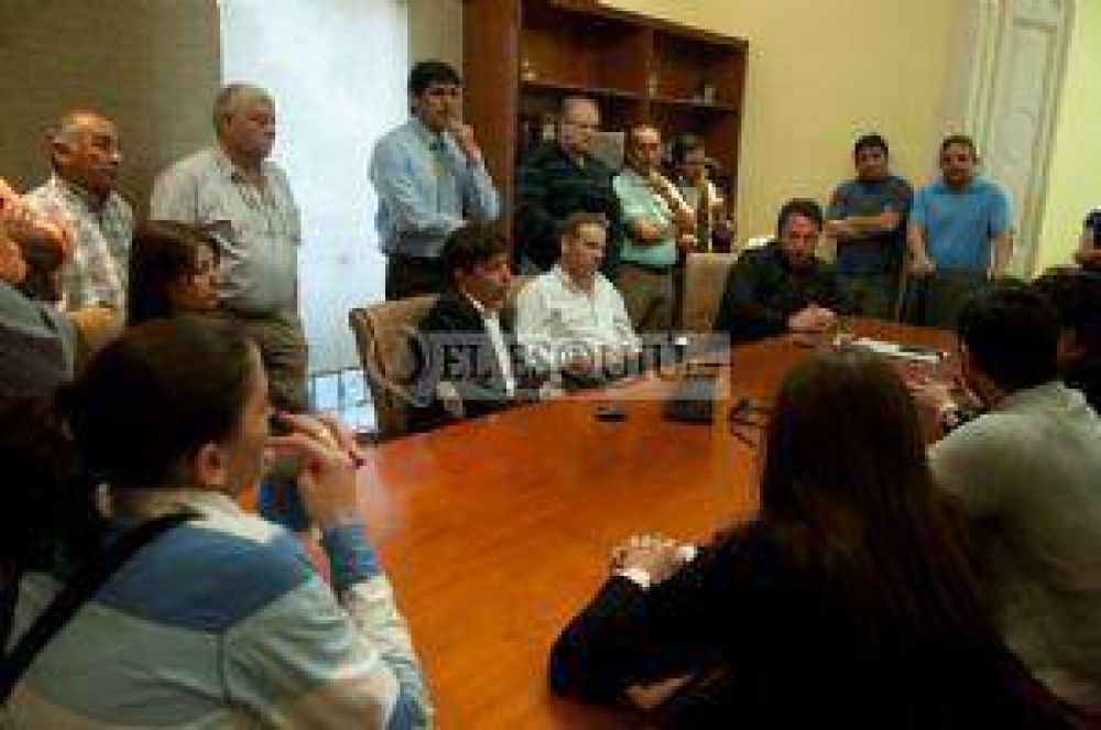 Los frentistas de la plaza expusieron su reclamo y lograron un acuerdo