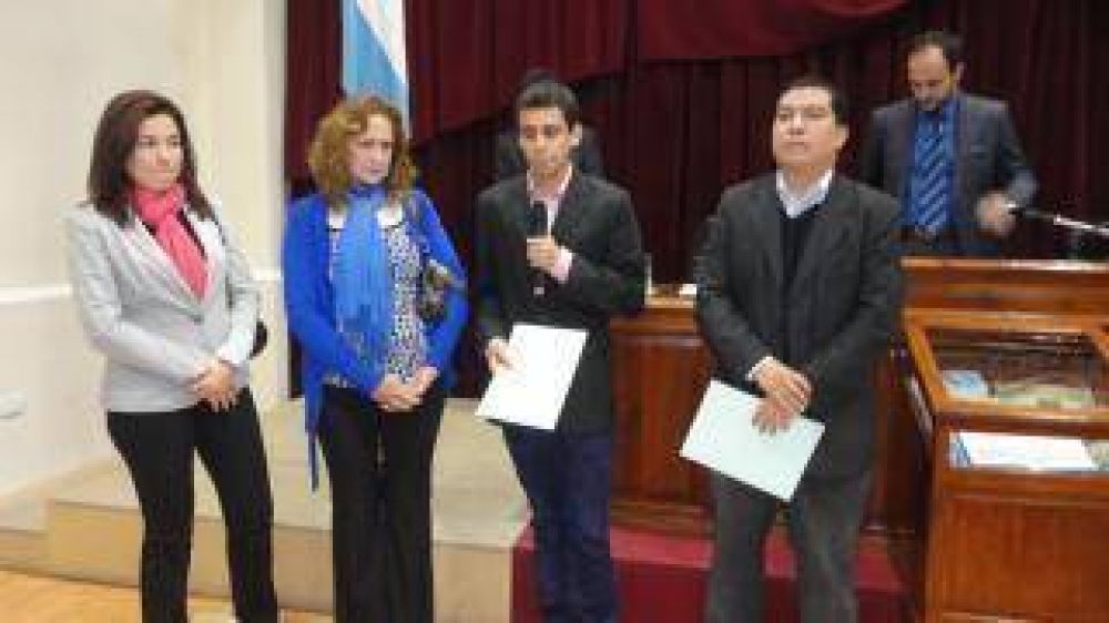 Otorgan Distinci�n al M�rito a J�venes Emprendedores